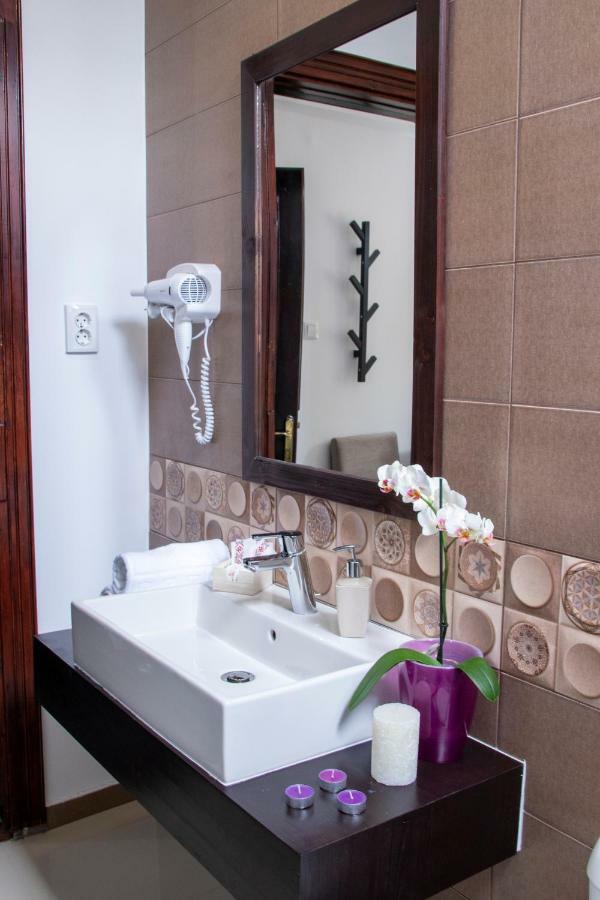 Hotel Floare De Colt Mînăstirea Humorului المظهر الخارجي الصورة